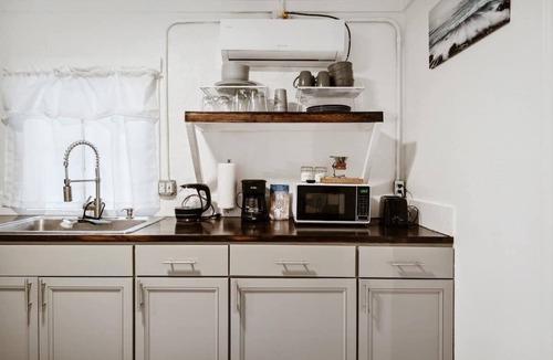 Southeast Pensacola House | Cozy retreat w/kitchen & workspace