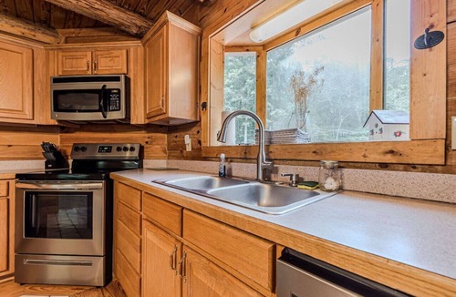 Dahlonega House | Cozy Retreat with a Hot Tub!