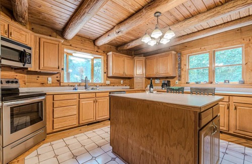 Dahlonega House | Cozy Retreat with a Hot Tub!