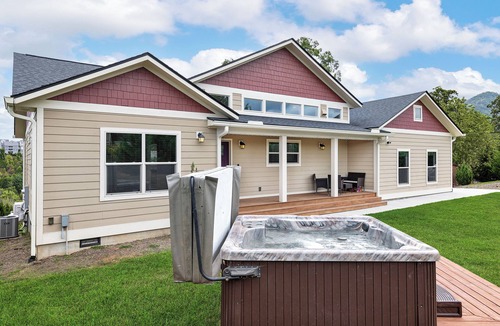 Leicester House | Cozy Retreat with Hot Tub