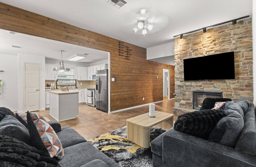 Richmond House | Cozy Retreat with Porch Swing Near Houston ~ Stylish