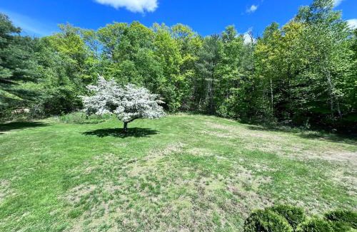 North Jay Apartment | Cozy Retreat with Private Backyard Oasis