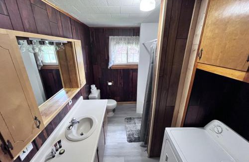 North Jay Apartment | Cozy Retreat with Private Backyard Oasis