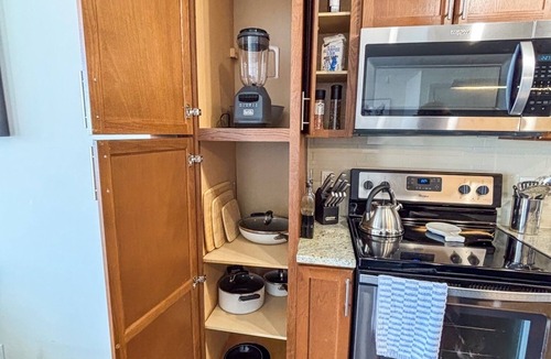 Downtown Dallas Apartment | Cozy Retreat with Rooftop Pool, Parking, and Spacious Comfort