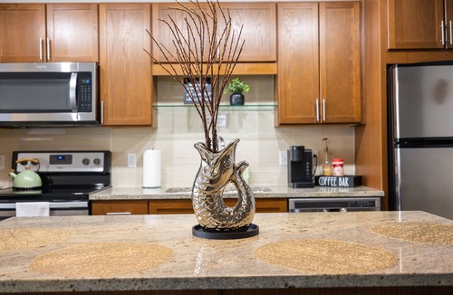 Downtown Dallas Apartment | Cozy Retreat with Rooftop Pool, Parking, and Spacious Comfort