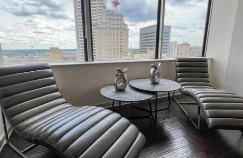 Downtown Dallas Apartment | Cozy Retreat with Rooftop Pool, Parking, and Spacious Comfort