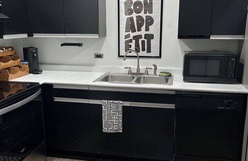 Cedar Crest House | Cozy Retro 1-bedroom loft located 10 mins from Downtown Dallas and Deep Ellum