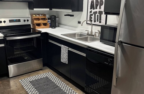 Cedar Crest House | Cozy Retro 1-bedroom loft located 10 mins from Downtown Dallas and Deep Ellum