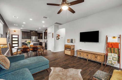 Buda House | Cozy Retro Hideaway with Hot Tub