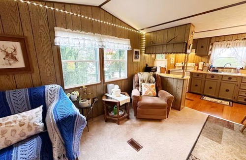 Bean Station House | Cozy Retro Lakefront Hideaway