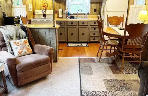 Bean Station House | Cozy Retro Lakefront Hideaway