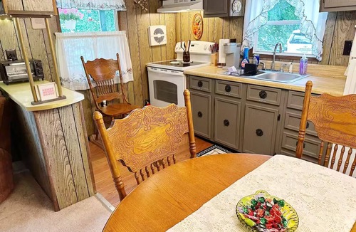 Bean Station House | Cozy Retro Lakefront Hideaway