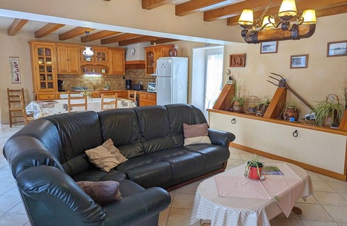 Saint-Genis-d'Hiersac Cottage | Cozy riverside cottage with Wi-Fi