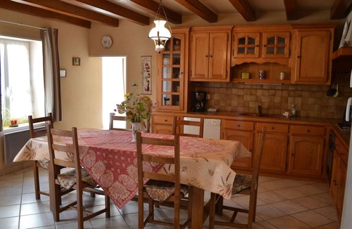Saint-Genis-d'Hiersac Cottage | Cozy riverside cottage with Wi-Fi