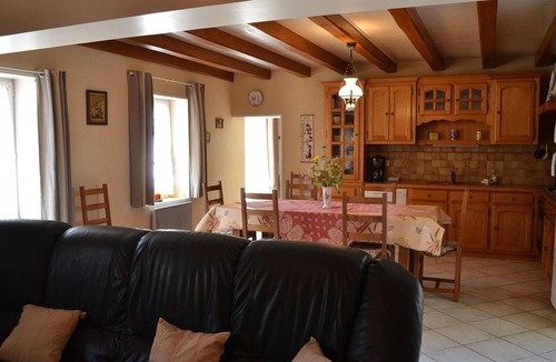Saint-Genis-d'Hiersac Cottage | Cozy riverside cottage with Wi-Fi