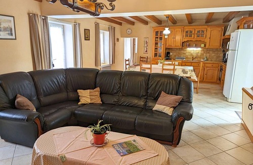 Saint-Genis-d'Hiersac Cottage | Cozy riverside cottage with Wi-Fi