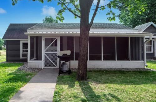 Buffalo City Other | Cozy River Cabin w Screened Porch & Fire Pit
