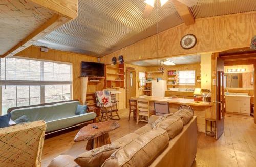 Hardy House | Cozy Riverfront Cabin ~ 2 Mi to Main Street Hardy