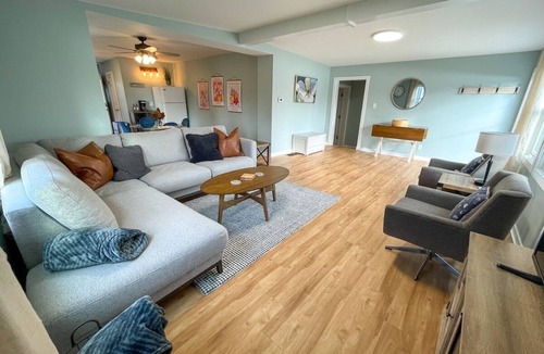 Momence House | Cozy Riverfront Cabin: Parks,Kayaks& Island Charm