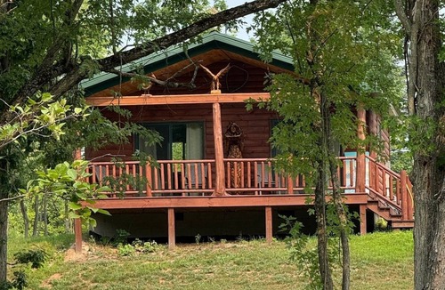 Paris Cabin | Cozy Riverfront Fish Cabin