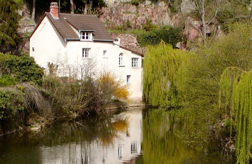 Semur-en-Auxois House | Cozy Riverfront House with Views in Charming Medieval Town - Discounts Available