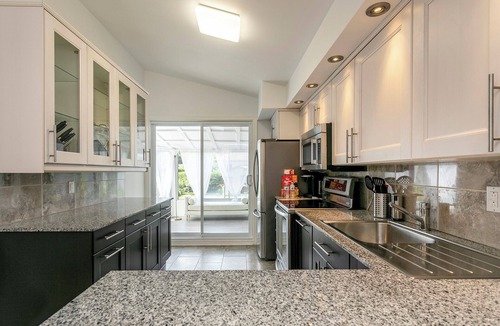 Chateauguay House | Cozy riverfront home with pool, close to everything 25min to Montreal DT