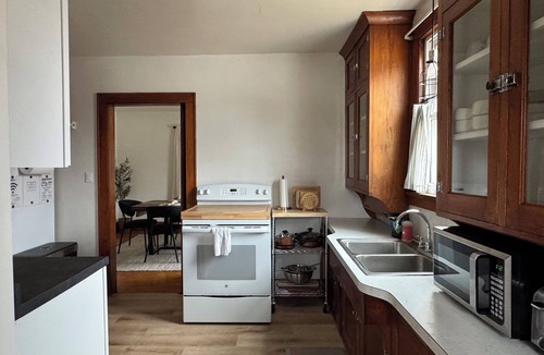 Suamico House | Cozy Riverfront Retreat