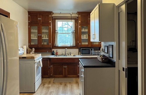 Suamico House | Cozy Riverfront Retreat