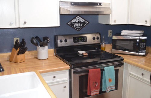 Arroyo Seco Condo | Cozy riverfront condo 4 miles from ski lifts