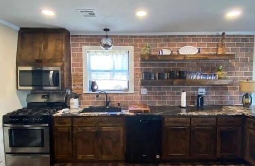 Chetopa Cabin | Cozy riverside cabin on the Neosho river