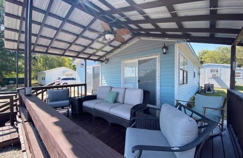 Chetopa Cabin | Cozy riverside cabin on the Neosho river