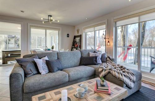 Saint-Andre-d'Argenteuil Ski Chalet | Cozy Riverside Cottage Escape with SPA, Pool Table and Dock Access