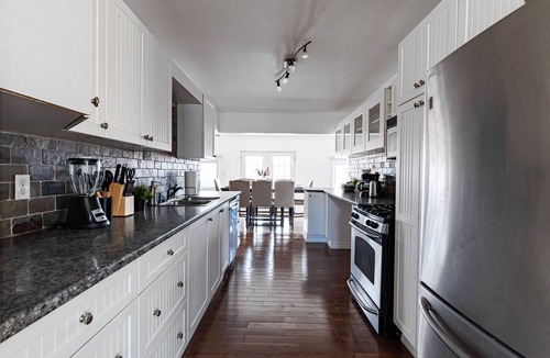 Wellandport Cottage | Cozy Riverside Retreat★Pet Friendly★Sauna★King Bed