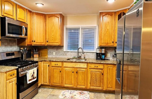 Montague House | Cozy Riverside View House