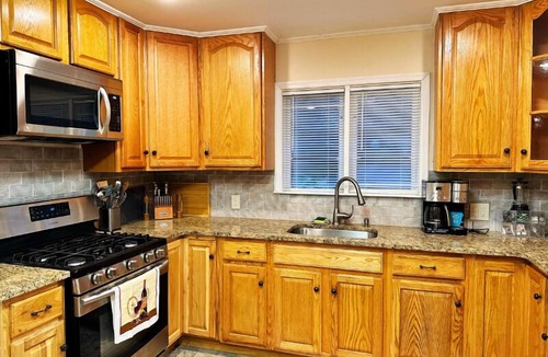 Montague House | Cozy Riverside View House