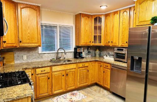 Montague House | Cozy Riverside View House