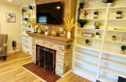 Montague House | Cozy Riverside View House