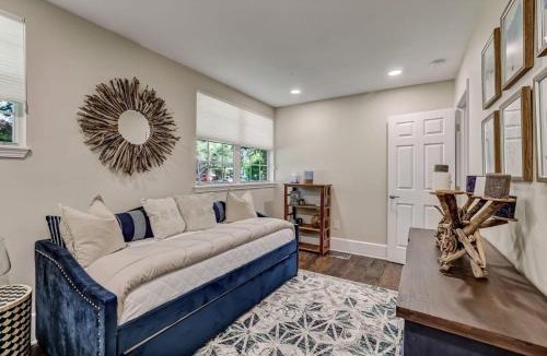 Riverside House | Cozy Riverside Villa - Walkable to Bars & Restaurants