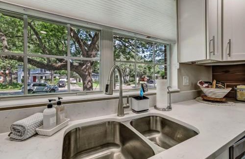 Riverside House | Cozy Riverside Villa - Walkable to Bars & Restaurants