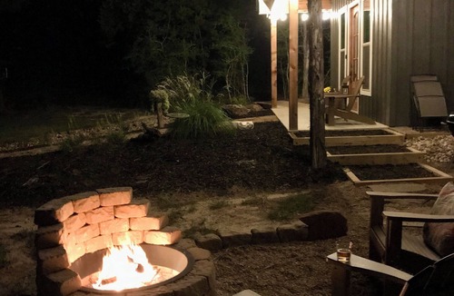 Smithville Cottage | Cozy, romantic 1 bedroom cottage near Smithville