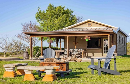 Oatmeal House | Cozy, Romantic Country Escape With Pool & Sunset!