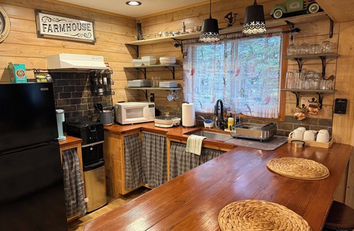 Knik-Fairview Cabin | Cozy Romantic Getaway Cabin