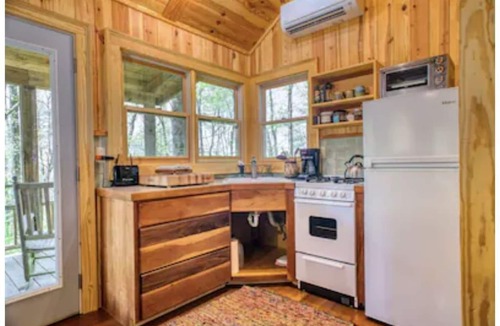 Chimney Rock Cabin | Cozy Romantic, Pet Friendly, Craftsmen Cabin In The Woods, DISCOUNTED RATES