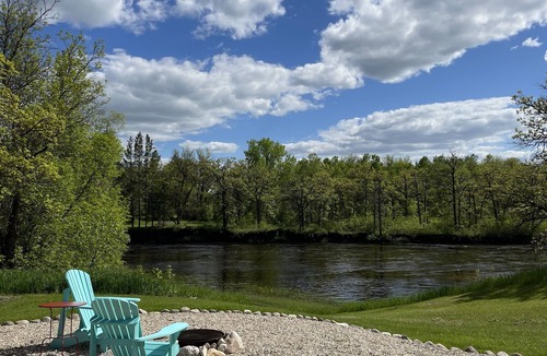 Manitoba Cottage | Cozy, Romantic, Riverfront Cottage