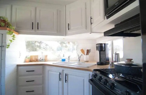 Greenville House | Cozy Romantic Secluded Private Country Chic Tiny House on 5 acre farm.