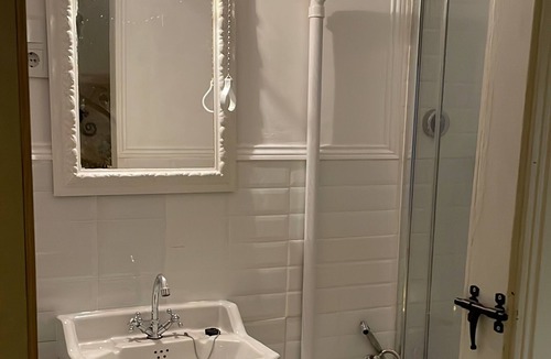 Sant Feliu de Guixols Apartment | Cozy Room Gecko. With full bathroom, kitchenette, and independent access.