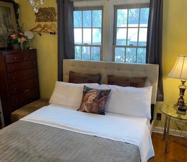 Airport Township House | Cozy room in house at Airport & Highway