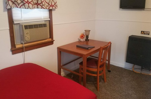 Garretson Apartment | Cozy Room In Small Town