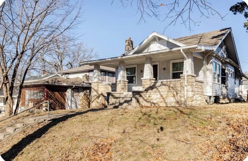 Kansas City House | Cozy Room, Queen bed, continental breakfast in Kansas City KS, shared bathroom.