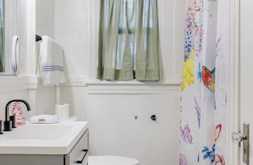 Kansas City House | Cozy Room, Queen bed, continental breakfast in Kansas City KS, shared bathroom.